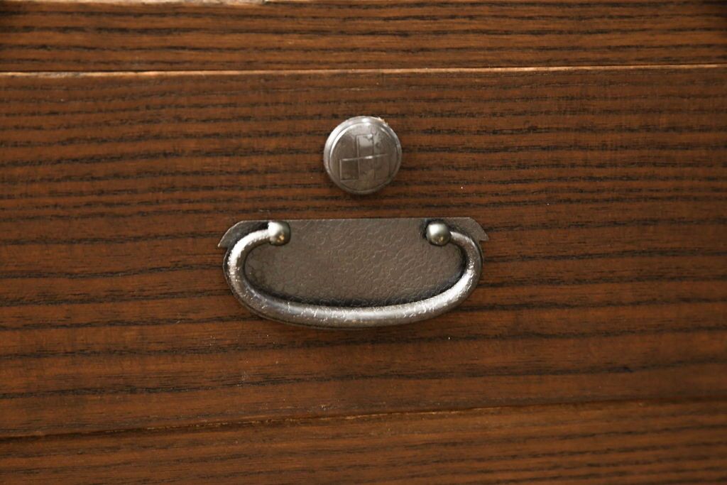 3段重ね桐箪笥をローボードと2段重ね箪笥にリメイク!上段は引き戸に麻の葉模様のガラスをはめ込み、引手を交換。脚を取り付けてオーク系で着色し、ローボードに。中段・下段は重ねても別々でも使える重ね箪笥に。中段の仕切りを棚板として使えるよう補強し、木地色仕上げに。