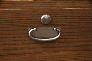 3段重ね桐箪笥をローボードと2段重ね箪笥にリメイク!上段は引き戸に麻の葉模様のガラスをはめ込み、引手を交換。脚を取り付けてオーク系で着色し、ローボードに。中段・下段は重ねても別々でも使える重ね箪笥に。中段の仕切りを棚板として使えるよう補強し、木地色仕上げに。