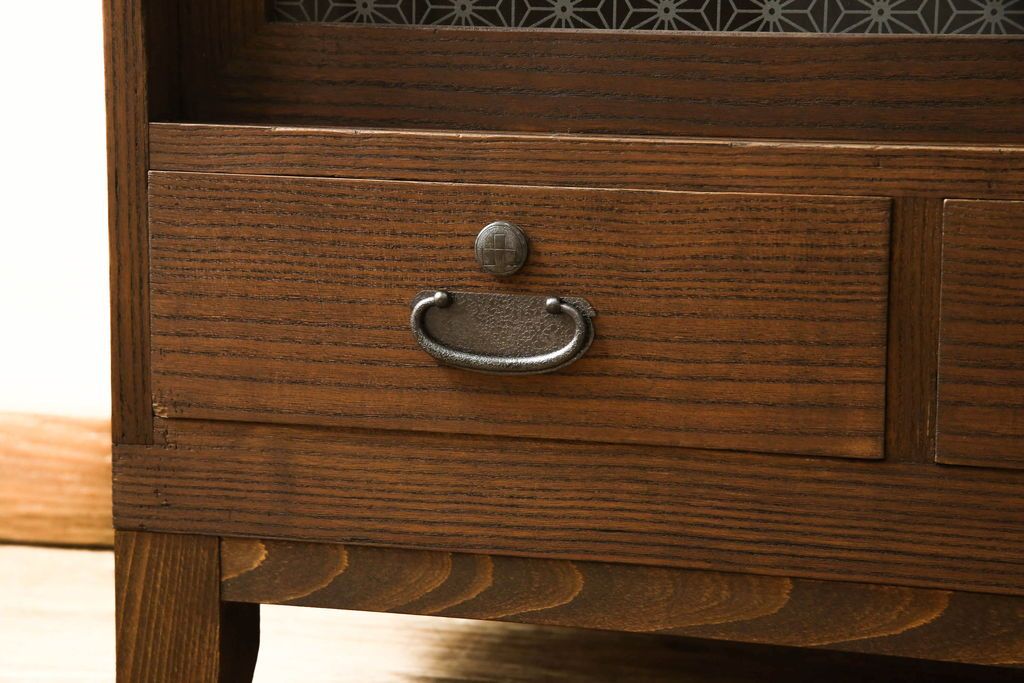 3段重ね桐箪笥をローボードと2段重ね箪笥にリメイク!上段は引き戸に麻の葉模様のガラスをはめ込み、引手を交換。脚を取り付けてオーク系で着色し、ローボードに。中段・下段は重ねても別々でも使える重ね箪笥に。中段の仕切りを棚板として使えるよう補強し、木地色仕上げに。