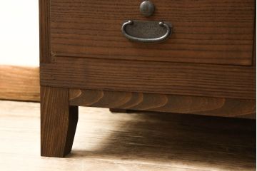 3段重ね桐箪笥をローボードと2段重ね箪笥にリメイク!上段は引き戸に麻の葉模様のガラスをはめ込み、引手を交換。脚を取り付けてオーク系で着色し、ローボードに。中段・下段は重ねても別々でも使える重ね箪笥に。中段の仕切りを棚板として使えるよう補強し、木地色仕上げに。