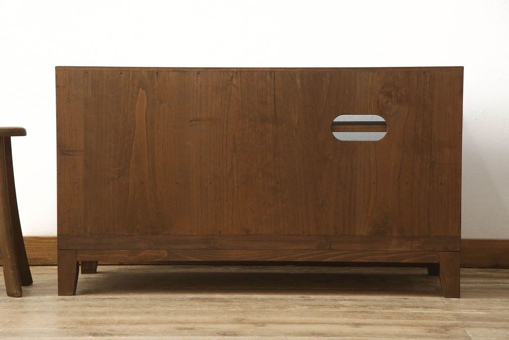 3段重ね桐箪笥をローボードと2段重ね箪笥にリメイク!上段は引き戸に麻の葉模様のガラスをはめ込み、引手を交換。脚を取り付けてオーク系で着色し、ローボードに。中段・下段は重ねても別々でも使える重ね箪笥に。中段の仕切りを棚板として使えるよう補強し、木地色仕上げに。