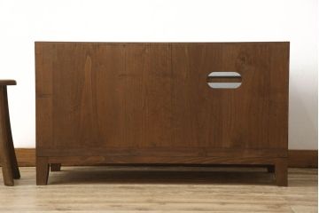 3段重ね桐箪笥をローボードと2段重ね箪笥にリメイク!上段は引き戸に麻の葉模様のガラスをはめ込み、引手を交換。脚を取り付けてオーク系で着色し、ローボードに。中段・下段は重ねても別々でも使える重ね箪笥に。中段の仕切りを棚板として使えるよう補強し、木地色仕上げに。