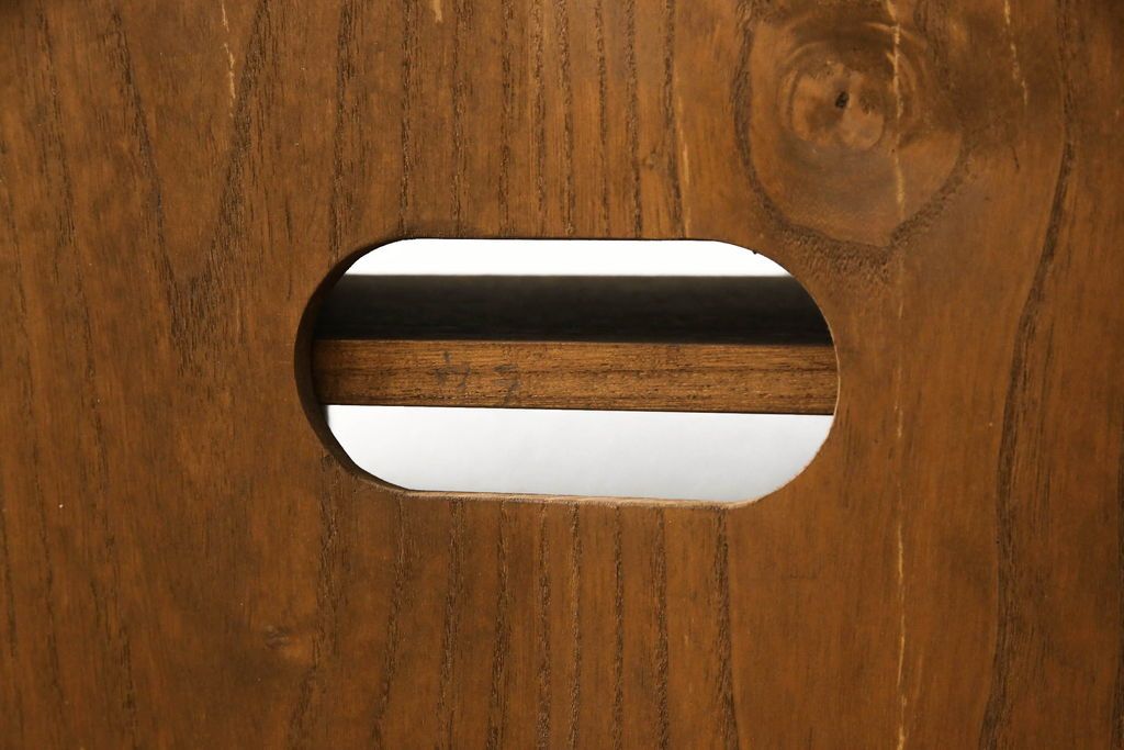 3段重ね桐箪笥をローボードと2段重ね箪笥にリメイク!上段は引き戸に麻の葉模様のガラスをはめ込み、引手を交換。脚を取り付けてオーク系で着色し、ローボードに。中段・下段は重ねても別々でも使える重ね箪笥に。中段の仕切りを棚板として使えるよう補強し、木地色仕上げに。