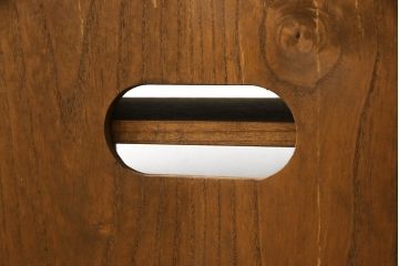 3段重ね桐箪笥をローボードと2段重ね箪笥にリメイク!上段は引き戸に麻の葉模様のガラスをはめ込み、引手を交換。脚を取り付けてオーク系で着色し、ローボードに。中段・下段は重ねても別々でも使える重ね箪笥に。中段の仕切りを棚板として使えるよう補強し、木地色仕上げに。