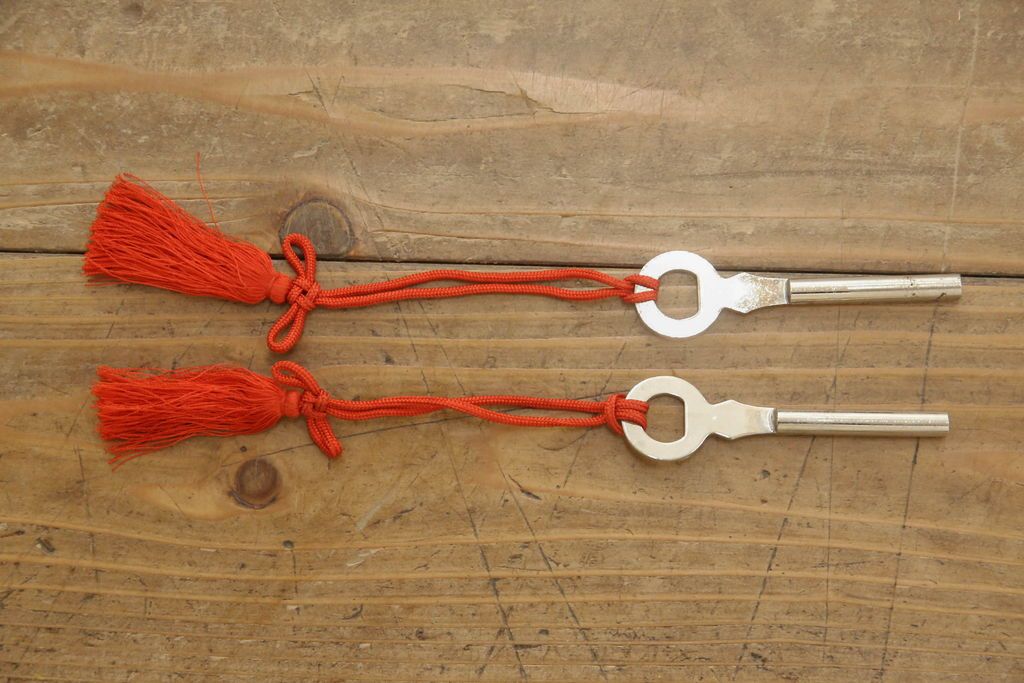 3段重ね桐箪笥をローボードと2段重ね箪笥にリメイク!上段は引き戸に麻の葉模様のガラスをはめ込み、引手を交換。脚を取り付けてオーク系で着色し、ローボードに。中段・下段は重ねても別々でも使える重ね箪笥に。中段の仕切りを棚板として使えるよう補強し、木地色仕上げに。