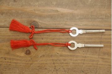 3段重ね桐箪笥をローボードと2段重ね箪笥にリメイク!上段は引き戸に麻の葉模様のガラスをはめ込み、引手を交換。脚を取り付けてオーク系で着色し、ローボードに。中段・下段は重ねても別々でも使える重ね箪笥に。中段の仕切りを棚板として使えるよう補強し、木地色仕上げに。