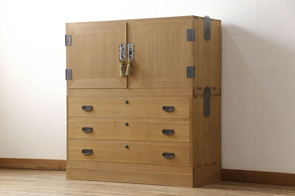 3段重ね桐箪笥をローボードと2段重ね箪笥にリメイク!上段は引き戸に麻の葉模様のガラスをはめ込み、引手を交換。脚を取り付けてオーク系で着色し、ローボードに。中段・下段は重ねても別々でも使える重ね箪笥に。中段の仕切りを棚板として使えるよう補強し、木地色仕上げに。