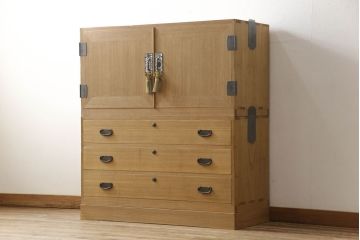 3段重ね桐箪笥をローボードと2段重ね箪笥にリメイク!上段は引き戸に麻の葉模様のガラスをはめ込み、引手を交換。脚を取り付けてオーク系で着色し、ローボードに。中段・下段は重ねても別々でも使える重ね箪笥に。中段の仕切りを棚板として使えるよう補強し、木地色仕上げに。