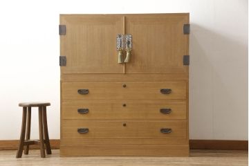 3段重ね桐箪笥をローボードと2段重ね箪笥にリメイク!上段は引き戸に麻の葉模様のガラスをはめ込み、引手を交換。脚を取り付けてオーク系で着色し、ローボードに。中段・下段は重ねても別々でも使える重ね箪笥に。中段の仕切りを棚板として使えるよう補強し、木地色仕上げに。