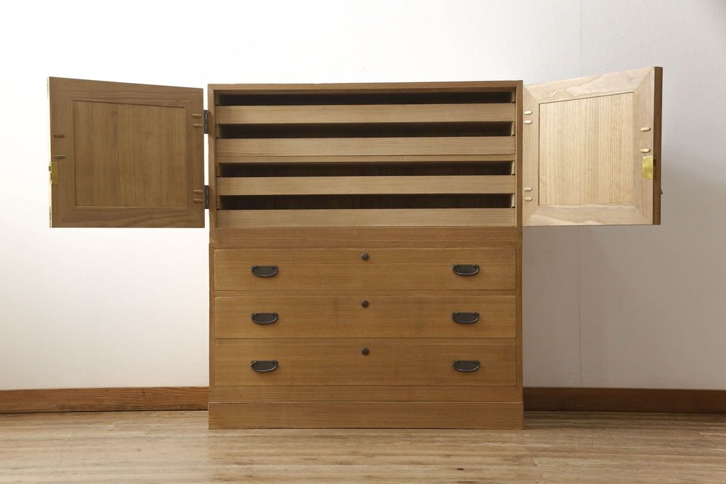 3段重ね桐箪笥をローボードと2段重ね箪笥にリメイク!上段は引き戸に麻の葉模様のガラスをはめ込み、引手を交換。脚を取り付けてオーク系で着色し、ローボードに。中段・下段は重ねても別々でも使える重ね箪笥に。中段の仕切りを棚板として使えるよう補強し、木地色仕上げに。