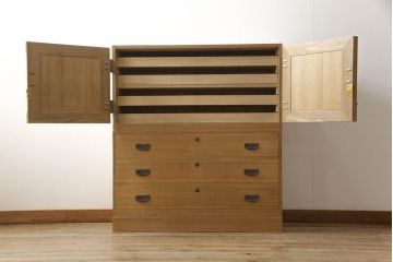 3段重ね桐箪笥をローボードと2段重ね箪笥にリメイク!上段は引き戸に麻の葉模様のガラスをはめ込み、引手を交換。脚を取り付けてオーク系で着色し、ローボードに。中段・下段は重ねても別々でも使える重ね箪笥に。中段の仕切りを棚板として使えるよう補強し、木地色仕上げに。