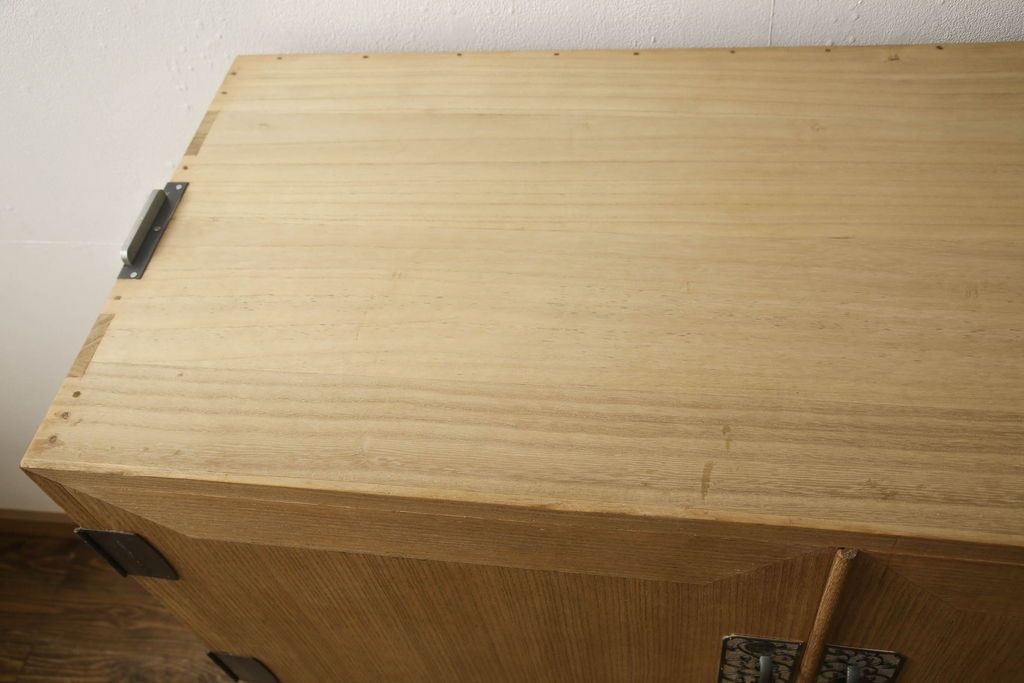 3段重ね桐箪笥をローボードと2段重ね箪笥にリメイク!上段は引き戸に麻の葉模様のガラスをはめ込み、引手を交換。脚を取り付けてオーク系で着色し、ローボードに。中段・下段は重ねても別々でも使える重ね箪笥に。中段の仕切りを棚板として使えるよう補強し、木地色仕上げに。