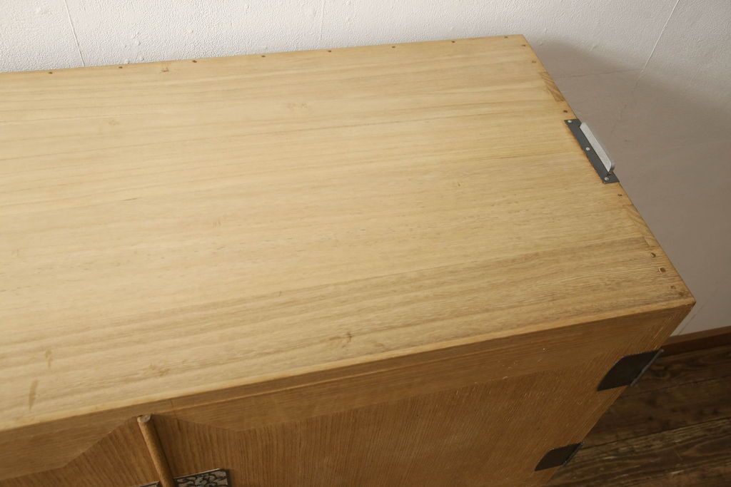 3段重ね桐箪笥をローボードと2段重ね箪笥にリメイク!上段は引き戸に麻の葉模様のガラスをはめ込み、引手を交換。脚を取り付けてオーク系で着色し、ローボードに。中段・下段は重ねても別々でも使える重ね箪笥に。中段の仕切りを棚板として使えるよう補強し、木地色仕上げに。