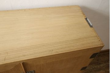 3段重ね桐箪笥をローボードと2段重ね箪笥にリメイク!上段は引き戸に麻の葉模様のガラスをはめ込み、引手を交換。脚を取り付けてオーク系で着色し、ローボードに。中段・下段は重ねても別々でも使える重ね箪笥に。中段の仕切りを棚板として使えるよう補強し、木地色仕上げに。