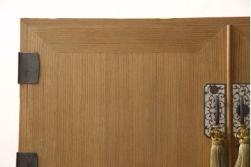 3段重ね桐箪笥をローボードと2段重ね箪笥にリメイク!上段は引き戸に麻の葉模様のガラスをはめ込み、引手を交換。脚を取り付けてオーク系で着色し、ローボードに。中段・下段は重ねても別々でも使える重ね箪笥に。中段の仕切りを棚板として使えるよう補強し、木地色仕上げに。