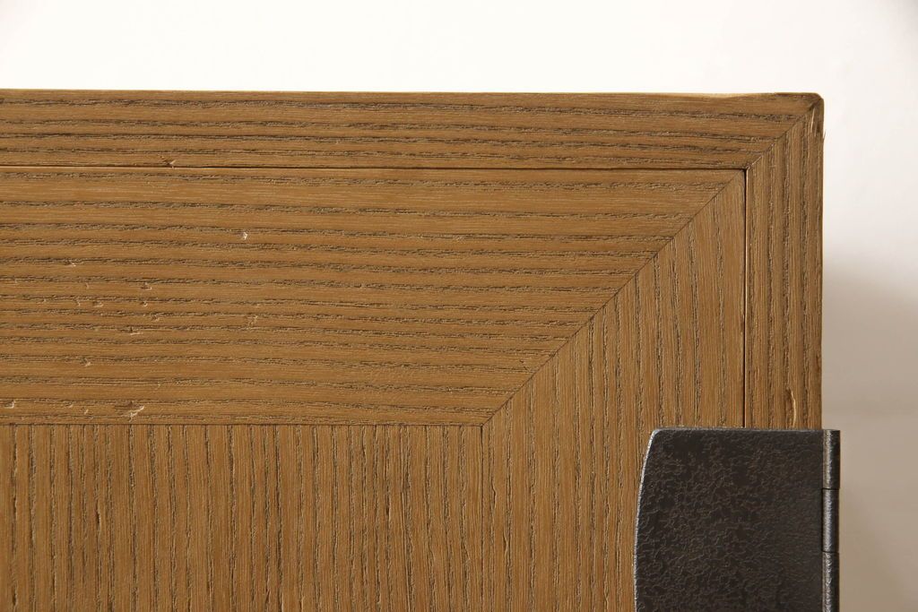 3段重ね桐箪笥をローボードと2段重ね箪笥にリメイク!上段は引き戸に麻の葉模様のガラスをはめ込み、引手を交換。脚を取り付けてオーク系で着色し、ローボードに。中段・下段は重ねても別々でも使える重ね箪笥に。中段の仕切りを棚板として使えるよう補強し、木地色仕上げに。