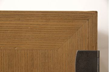 3段重ね桐箪笥をローボードと2段重ね箪笥にリメイク!上段は引き戸に麻の葉模様のガラスをはめ込み、引手を交換。脚を取り付けてオーク系で着色し、ローボードに。中段・下段は重ねても別々でも使える重ね箪笥に。中段の仕切りを棚板として使えるよう補強し、木地色仕上げに。