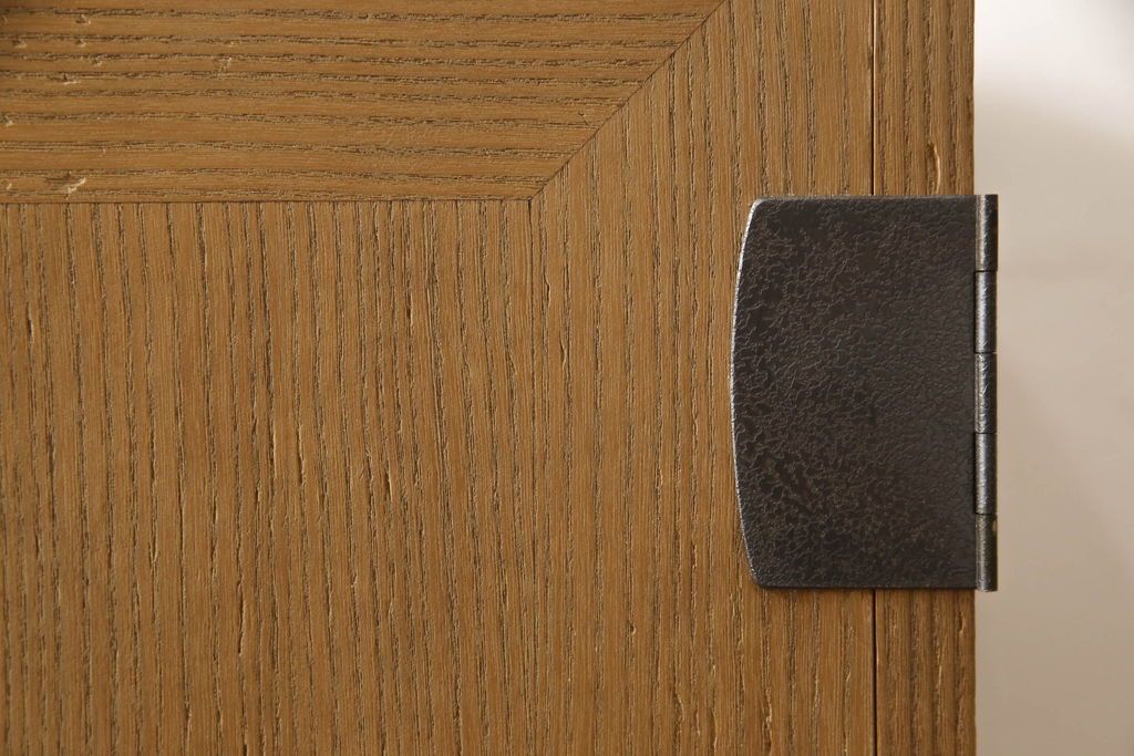 3段重ね桐箪笥をローボードと2段重ね箪笥にリメイク!上段は引き戸に麻の葉模様のガラスをはめ込み、引手を交換。脚を取り付けてオーク系で着色し、ローボードに。中段・下段は重ねても別々でも使える重ね箪笥に。中段の仕切りを棚板として使えるよう補強し、木地色仕上げに。