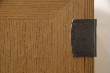 3段重ね桐箪笥をローボードと2段重ね箪笥にリメイク!上段は引き戸に麻の葉模様のガラスをはめ込み、引手を交換。脚を取り付けてオーク系で着色し、ローボードに。中段・下段は重ねても別々でも使える重ね箪笥に。中段の仕切りを棚板として使えるよう補強し、木地色仕上げに。