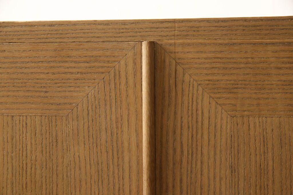 3段重ね桐箪笥をローボードと2段重ね箪笥にリメイク!上段は引き戸に麻の葉模様のガラスをはめ込み、引手を交換。脚を取り付けてオーク系で着色し、ローボードに。中段・下段は重ねても別々でも使える重ね箪笥に。中段の仕切りを棚板として使えるよう補強し、木地色仕上げに。