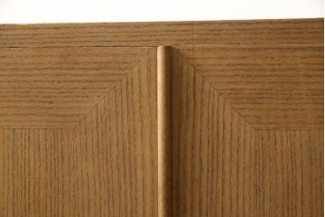 3段重ね桐箪笥をローボードと2段重ね箪笥にリメイク!上段は引き戸に麻の葉模様のガラスをはめ込み、引手を交換。脚を取り付けてオーク系で着色し、ローボードに。中段・下段は重ねても別々でも使える重ね箪笥に。中段の仕切りを棚板として使えるよう補強し、木地色仕上げに。