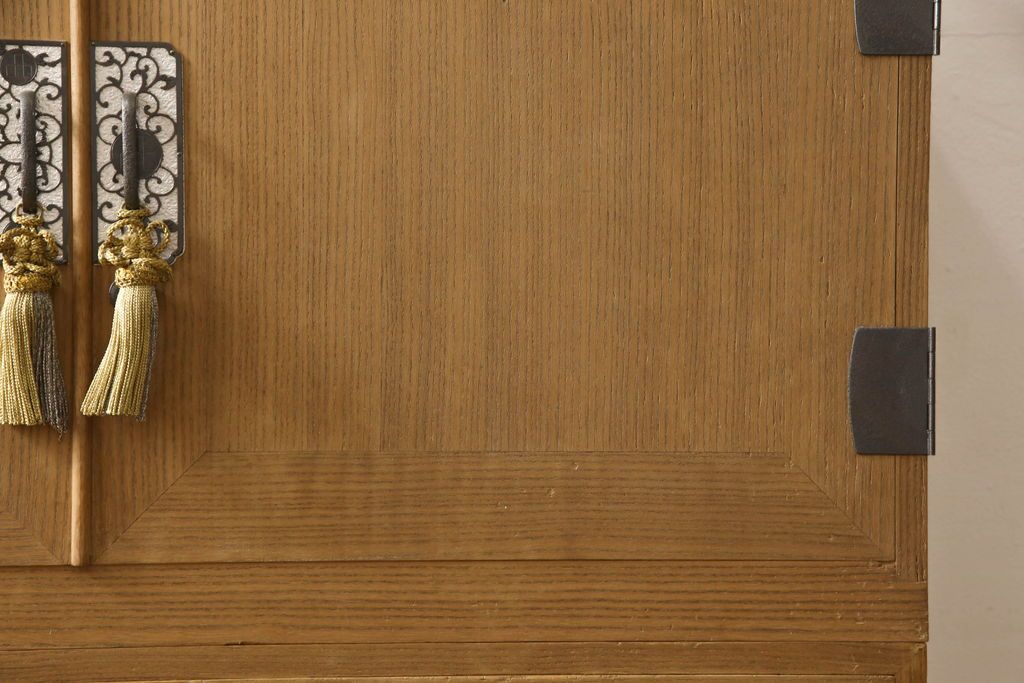 3段重ね桐箪笥をローボードと2段重ね箪笥にリメイク!上段は引き戸に麻の葉模様のガラスをはめ込み、引手を交換。脚を取り付けてオーク系で着色し、ローボードに。中段・下段は重ねても別々でも使える重ね箪笥に。中段の仕切りを棚板として使えるよう補強し、木地色仕上げに。