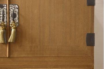 3段重ね桐箪笥をローボードと2段重ね箪笥にリメイク!上段は引き戸に麻の葉模様のガラスをはめ込み、引手を交換。脚を取り付けてオーク系で着色し、ローボードに。中段・下段は重ねても別々でも使える重ね箪笥に。中段の仕切りを棚板として使えるよう補強し、木地色仕上げに。