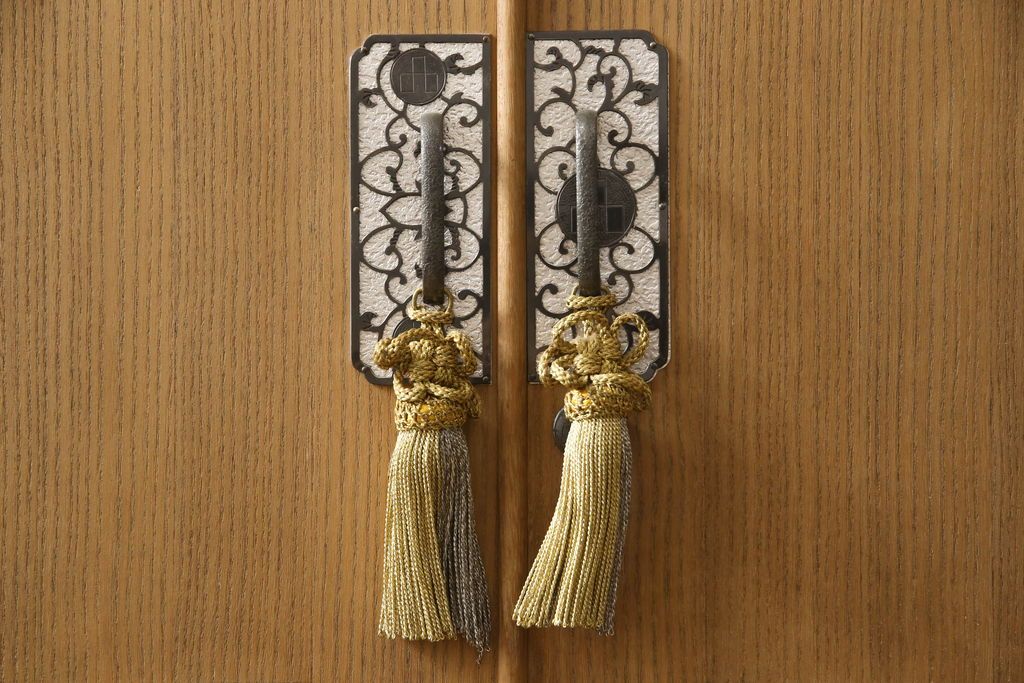 3段重ね桐箪笥をローボードと2段重ね箪笥にリメイク!上段は引き戸に麻の葉模様のガラスをはめ込み、引手を交換。脚を取り付けてオーク系で着色し、ローボードに。中段・下段は重ねても別々でも使える重ね箪笥に。中段の仕切りを棚板として使えるよう補強し、木地色仕上げに。