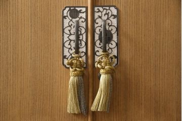 3段重ね桐箪笥をローボードと2段重ね箪笥にリメイク!上段は引き戸に麻の葉模様のガラスをはめ込み、引手を交換。脚を取り付けてオーク系で着色し、ローボードに。中段・下段は重ねても別々でも使える重ね箪笥に。中段の仕切りを棚板として使えるよう補強し、木地色仕上げに。