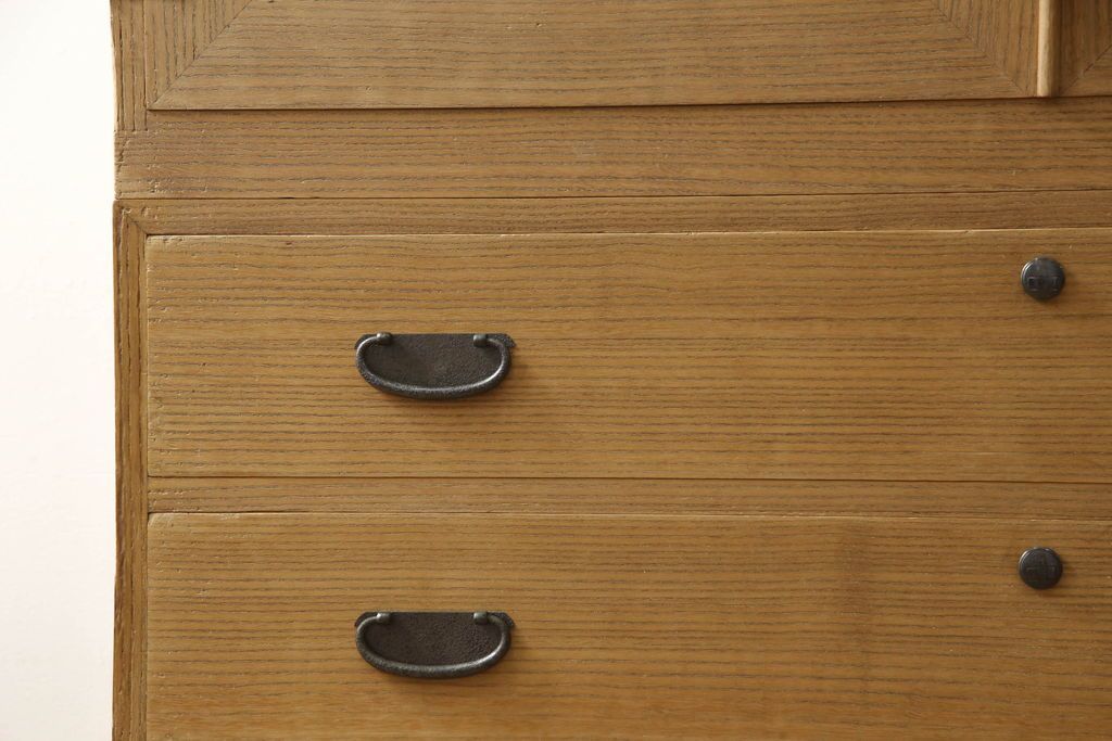 3段重ね桐箪笥をローボードと2段重ね箪笥にリメイク!上段は引き戸に麻の葉模様のガラスをはめ込み、引手を交換。脚を取り付けてオーク系で着色し、ローボードに。中段・下段は重ねても別々でも使える重ね箪笥に。中段の仕切りを棚板として使えるよう補強し、木地色仕上げに。