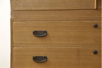 3段重ね桐箪笥をローボードと2段重ね箪笥にリメイク!上段は引き戸に麻の葉模様のガラスをはめ込み、引手を交換。脚を取り付けてオーク系で着色し、ローボードに。中段・下段は重ねても別々でも使える重ね箪笥に。中段の仕切りを棚板として使えるよう補強し、木地色仕上げに。