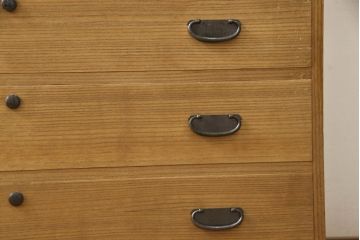 3段重ね桐箪笥をローボードと2段重ね箪笥にリメイク!上段は引き戸に麻の葉模様のガラスをはめ込み、引手を交換。脚を取り付けてオーク系で着色し、ローボードに。中段・下段は重ねても別々でも使える重ね箪笥に。中段の仕切りを棚板として使えるよう補強し、木地色仕上げに。