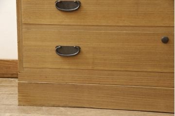 3段重ね桐箪笥をローボードと2段重ね箪笥にリメイク!上段は引き戸に麻の葉模様のガラスをはめ込み、引手を交換。脚を取り付けてオーク系で着色し、ローボードに。中段・下段は重ねても別々でも使える重ね箪笥に。中段の仕切りを棚板として使えるよう補強し、木地色仕上げに。