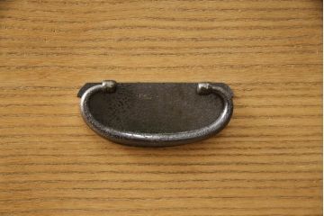 3段重ね桐箪笥をローボードと2段重ね箪笥にリメイク!上段は引き戸に麻の葉模様のガラスをはめ込み、引手を交換。脚を取り付けてオーク系で着色し、ローボードに。中段・下段は重ねても別々でも使える重ね箪笥に。中段の仕切りを棚板として使えるよう補強し、木地色仕上げに。