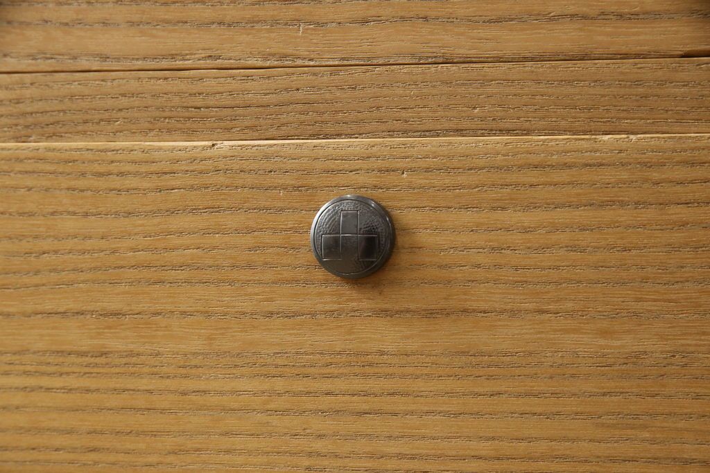 3段重ね桐箪笥をローボードと2段重ね箪笥にリメイク!上段は引き戸に麻の葉模様のガラスをはめ込み、引手を交換。脚を取り付けてオーク系で着色し、ローボードに。中段・下段は重ねても別々でも使える重ね箪笥に。中段の仕切りを棚板として使えるよう補強し、木地色仕上げに。