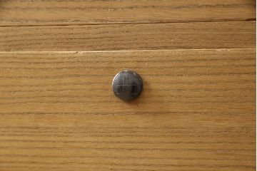 3段重ね桐箪笥をローボードと2段重ね箪笥にリメイク!上段は引き戸に麻の葉模様のガラスをはめ込み、引手を交換。脚を取り付けてオーク系で着色し、ローボードに。中段・下段は重ねても別々でも使える重ね箪笥に。中段の仕切りを棚板として使えるよう補強し、木地色仕上げに。