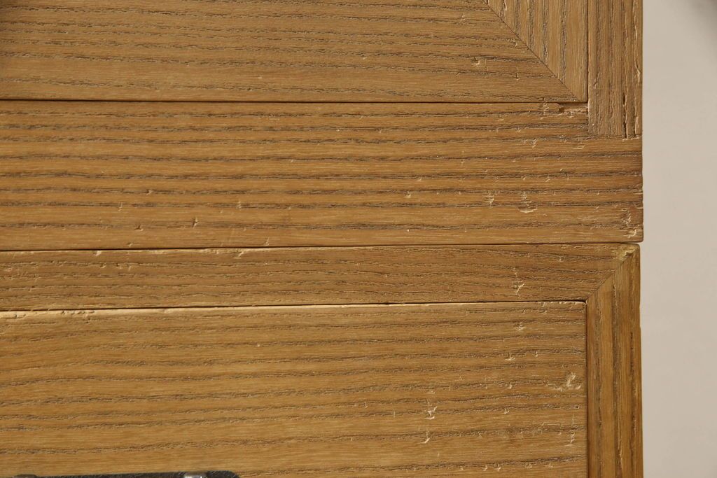 3段重ね桐箪笥をローボードと2段重ね箪笥にリメイク!上段は引き戸に麻の葉模様のガラスをはめ込み、引手を交換。脚を取り付けてオーク系で着色し、ローボードに。中段・下段は重ねても別々でも使える重ね箪笥に。中段の仕切りを棚板として使えるよう補強し、木地色仕上げに。