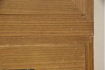 3段重ね桐箪笥をローボードと2段重ね箪笥にリメイク!上段は引き戸に麻の葉模様のガラスをはめ込み、引手を交換。脚を取り付けてオーク系で着色し、ローボードに。中段・下段は重ねても別々でも使える重ね箪笥に。中段の仕切りを棚板として使えるよう補強し、木地色仕上げに。