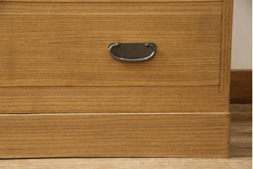 3段重ね桐箪笥をローボードと2段重ね箪笥にリメイク!上段は引き戸に麻の葉模様のガラスをはめ込み、引手を交換。脚を取り付けてオーク系で着色し、ローボードに。中段・下段は重ねても別々でも使える重ね箪笥に。中段の仕切りを棚板として使えるよう補強し、木地色仕上げに。