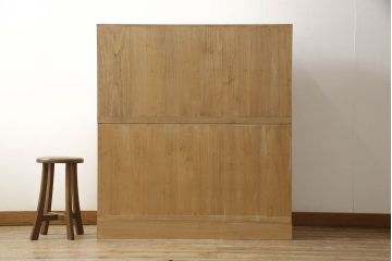 3段重ね桐箪笥をローボードと2段重ね箪笥にリメイク!上段は引き戸に麻の葉模様のガラスをはめ込み、引手を交換。脚を取り付けてオーク系で着色し、ローボードに。中段・下段は重ねても別々でも使える重ね箪笥に。中段の仕切りを棚板として使えるよう補強し、木地色仕上げに。