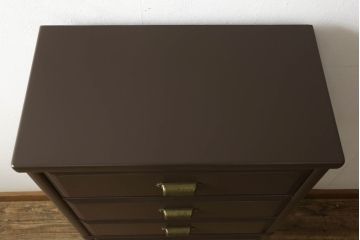 箪笥をサイドチェストにリメイク!幅を1段目の片側の引き出しの幅に合わせてカット。奥行きも小さくリサイズし、引き出しの取っ手を交換。ココアブラウンにペイント仕上げ。