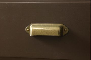 箪笥をサイドチェストにリメイク!幅を1段目の片側の引き出しの幅に合わせてカット。奥行きも小さくリサイズし、引き出しの取っ手を交換。ココアブラウンにペイント仕上げ。