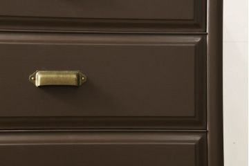 箪笥をサイドチェストにリメイク!幅を1段目の片側の引き出しの幅に合わせてカット。奥行きも小さくリサイズし、引き出しの取っ手を交換。ココアブラウンにペイント仕上げ。