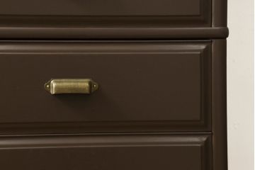 箪笥をサイドチェストにリメイク!幅を1段目の片側の引き出しの幅に合わせてカット。奥行きも小さくリサイズし、引き出しの取っ手を交換。ココアブラウンにペイント仕上げ。