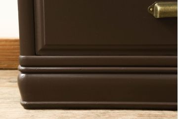 箪笥をサイドチェストにリメイク!幅を1段目の片側の引き出しの幅に合わせてカット。奥行きも小さくリサイズし、引き出しの取っ手を交換。ココアブラウンにペイント仕上げ。