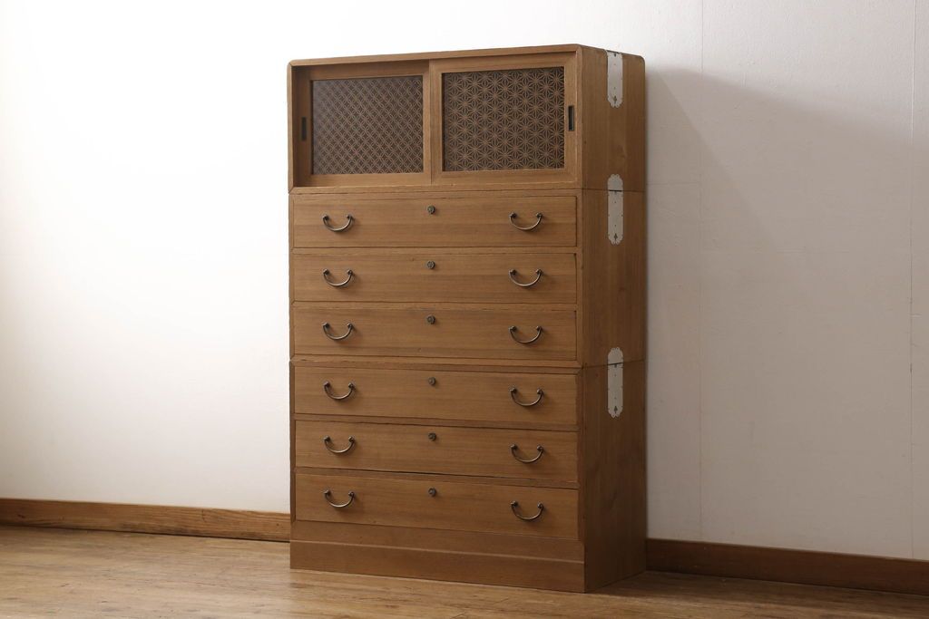 桐箪笥の幅を小さくリメイク!引き戸には左右で異なる模様のガラスをはめ込み引手を交換、内部の引き出しと仕切りは撤去。引き出しは幅に合わせてカットと調整。自然な色味に着色し、クリアワックス仕上げ。