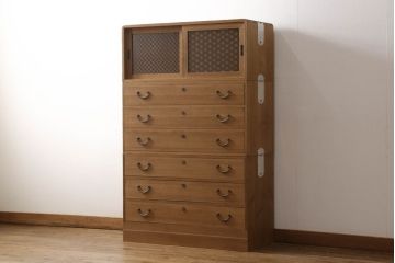 桐箪笥の幅を小さくリメイク!引き戸には左右で異なる模様のガラスをはめ込み引手を交換、内部の引き出しと仕切りは撤去。引き出しは幅に合わせてカットと調整。自然な色味に着色し、クリアワックス仕上げ。