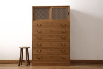 桐箪笥の幅を小さくリメイク!引き戸には左右で異なる模様のガラスをはめ込み引手を交換、内部の引き出しと仕切りは撤去。引き出しは幅に合わせてカットと調整。自然な色味に着色し、クリアワックス仕上げ。