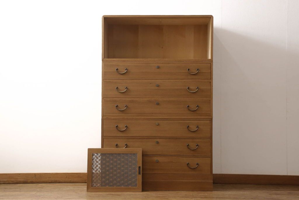 桐箪笥の幅を小さくリメイク!引き戸には左右で異なる模様のガラスをはめ込み引手を交換、内部の引き出しと仕切りは撤去。引き出しは幅に合わせてカットと調整。自然な色味に着色し、クリアワックス仕上げ。