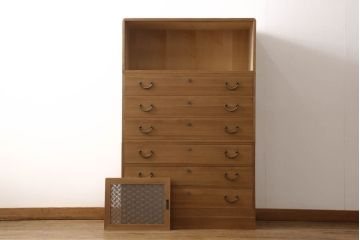 桐箪笥の幅を小さくリメイク!引き戸には左右で異なる模様のガラスをはめ込み引手を交換、内部の引き出しと仕切りは撤去。引き出しは幅に合わせてカットと調整。自然な色味に着色し、クリアワックス仕上げ。